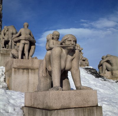 Maternidad, o Mujer con dos niños a cuestas de Gustav Vigeland
